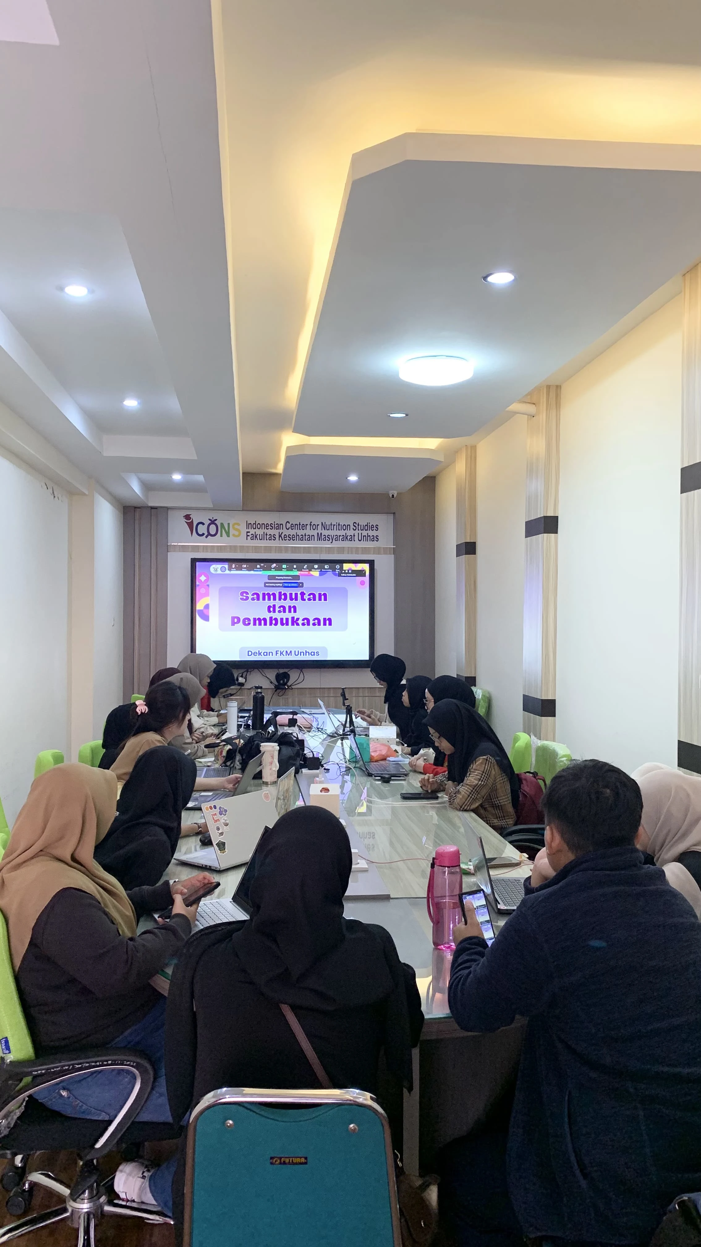Suasana pembukaan Webinar Nasional Gizi 2025 dengan tema “Stunting vs Wasting, Apa Beda?” yang digelar pada Sabtu, 31 Mei 2025 di Ruang ICONS FKM Unhas. Kegiatan ini merupakan bagian dari proyek akademik mahasiswa Program Studi S-1 Ilmu Gizi FKM Unhas Angkatan 2022, yang menghadirkan kolaborasi antara berbagai pihak termasuk ICONS, JENEWA, Kemenkes RI, dan UNICEF Indonesia. Kredit: Dokumentasi Panitia.